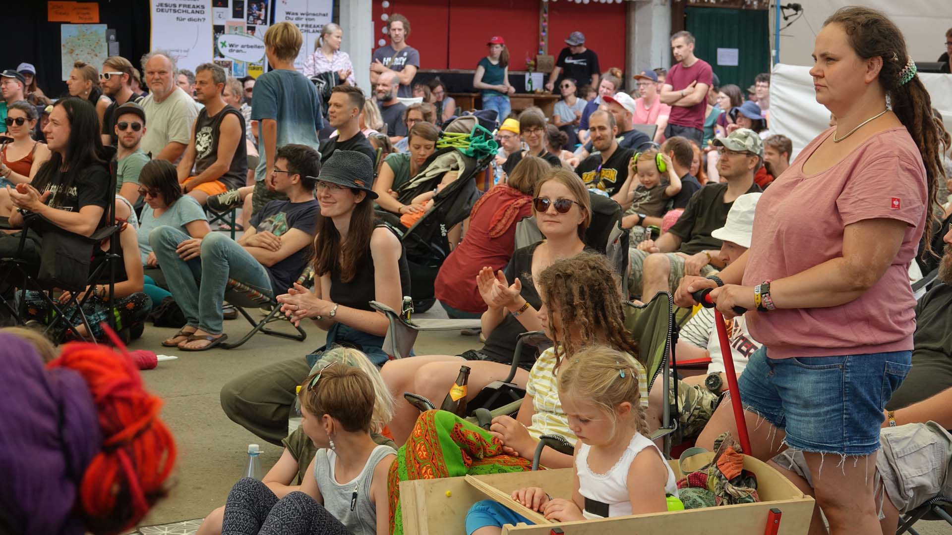 Zuhörer-Gruppe beim ersten Hauptseminar am Donnerstagnachmittag zum Thema „Glauben leben, Hoffnung wecken“