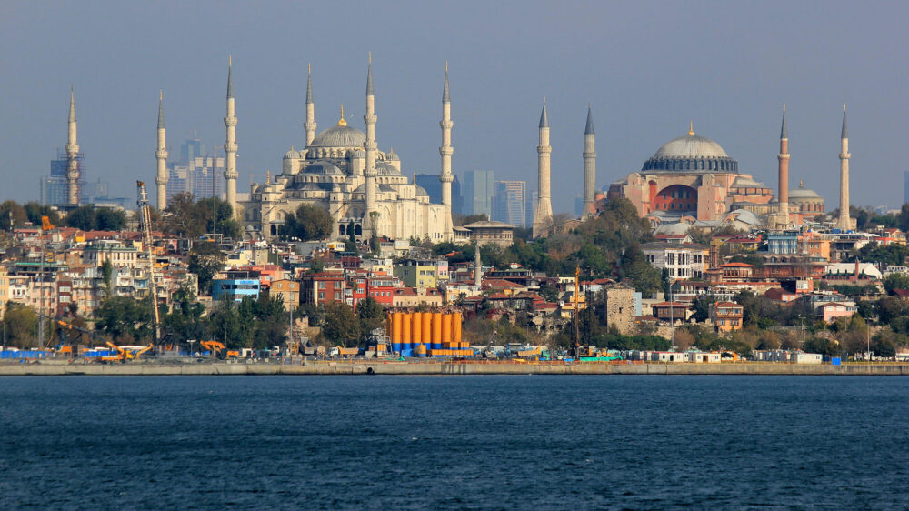 Im Stadtbild von Istanbul dominieren die Moscheen. Im Stadtteil Yesilköy wurde am Samstag der Grundstein für die erste neu gebaute Kirche in der Türkei seit 1923 gelegt.