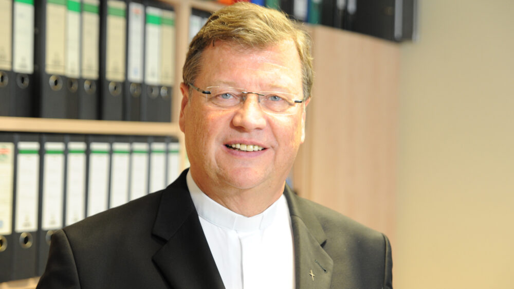 Bischof Hans-Jürgen Abromeit hat angesichts starker Kritik an seinem Israel-Vortrag Stellung bezogen