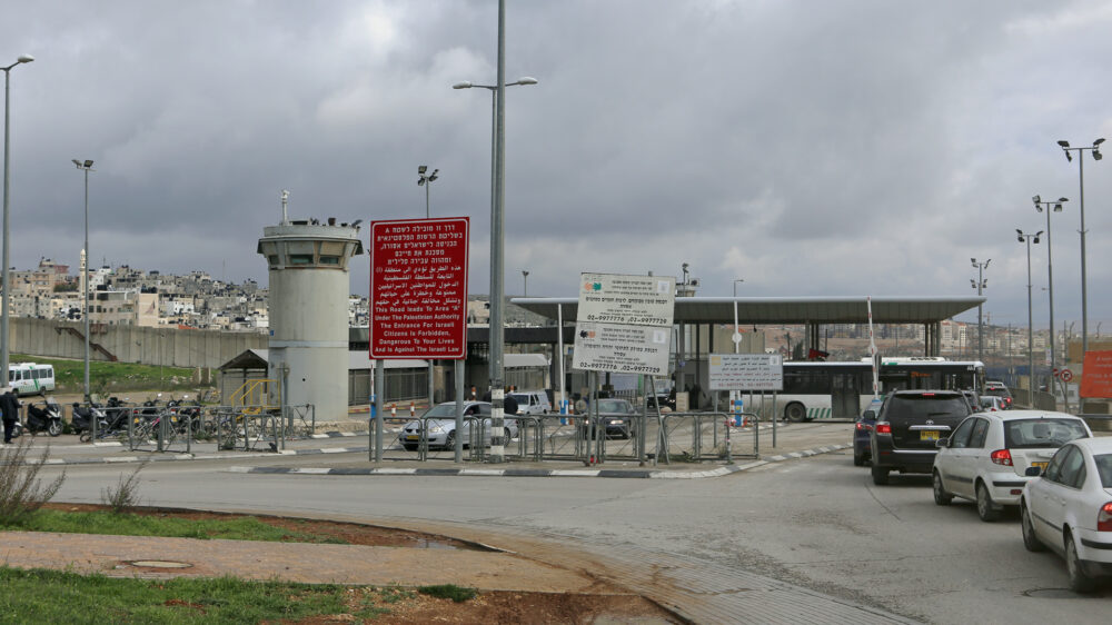 Der Checkpoint Kalandia ist der wichtigste Übergang ins nördliche Westjordanland. Täglich benutzen ihn mehrere Tausend Palästinenser, um zur Arbeit nach Israel zu kommen.