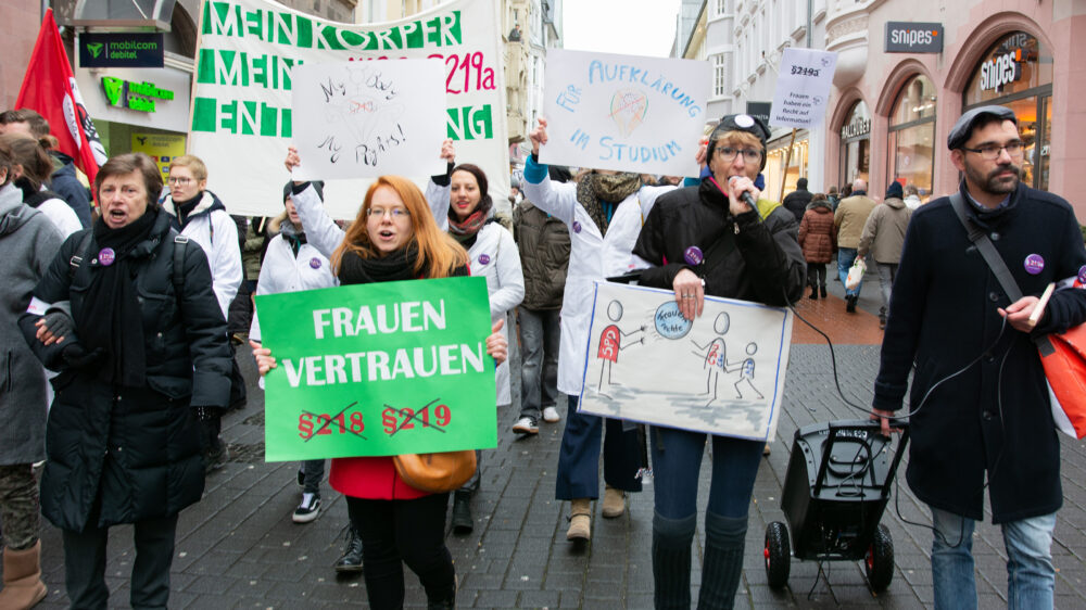 In Gießen demonstrieren Aktivisten gegen Paragraf 219a Strafgesetzbuch (Archivbild)