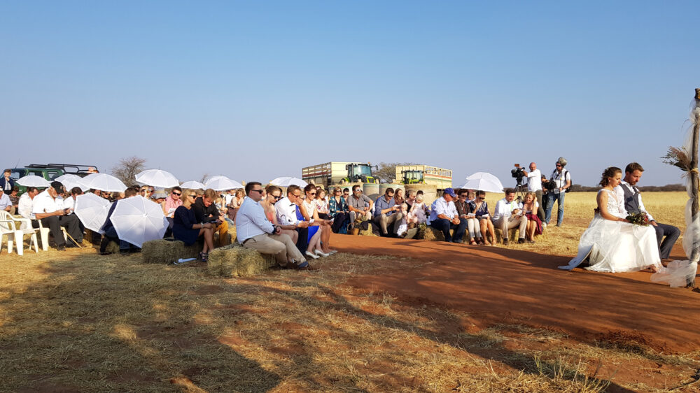 Die Hochzeit von Farmer Gerald und seiner Frau Anna hat dem Pfarrer Sven von Eicken eine neue Pfarrstelle beschert