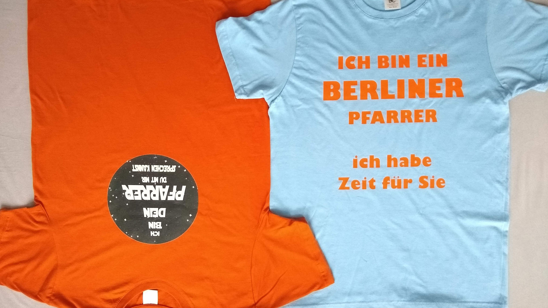 T-Shirts, die den Gesprächseinstieg erleichtern sollen. Sie sind die Idee von Viktor Weber.