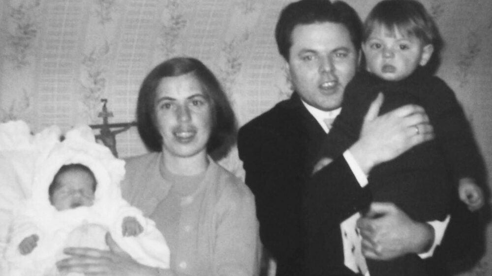 Die Familie Müller kurz nach der Geburt des zweiten Kindes Christof