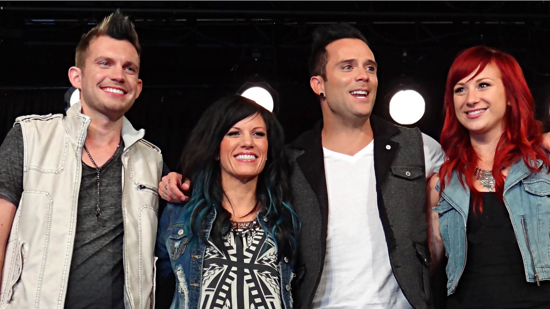 Die Skillet-Bandkollegen im Jahr 2013: Gitarrist Seth Morrison, Keyboarderin Korey Cooper und ihr Ehemann und Lead-Sänger John L. Cooper sowie Schlagzeugerin Jen Ledger