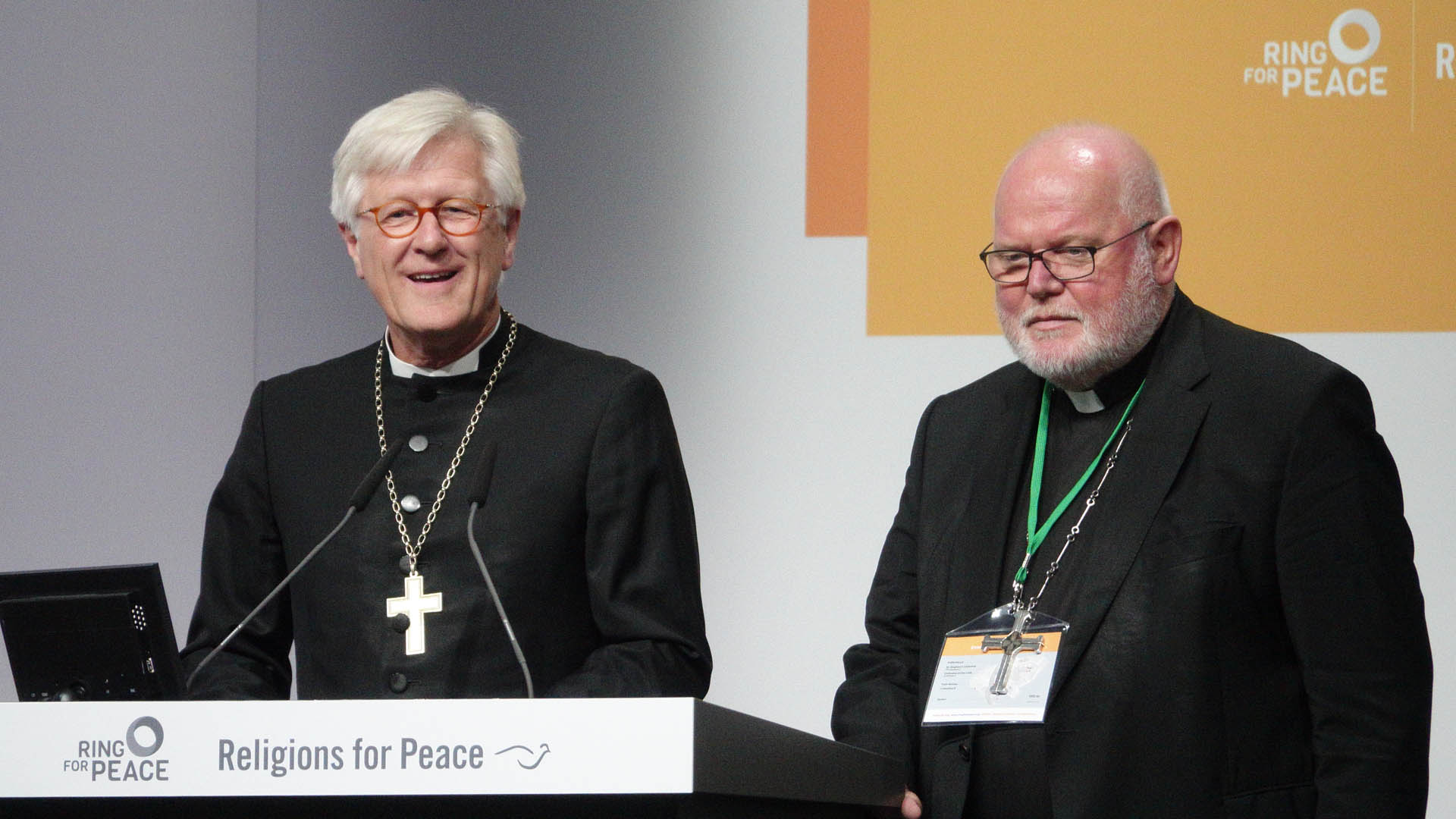 Als Repräsentanten der beiden deutschen Volkskirchen grüßten Landesbischof Heinrich Bedford-Strohm (li.) und Kardinal Reinhard Marx die Teilnehmer der Konferenz