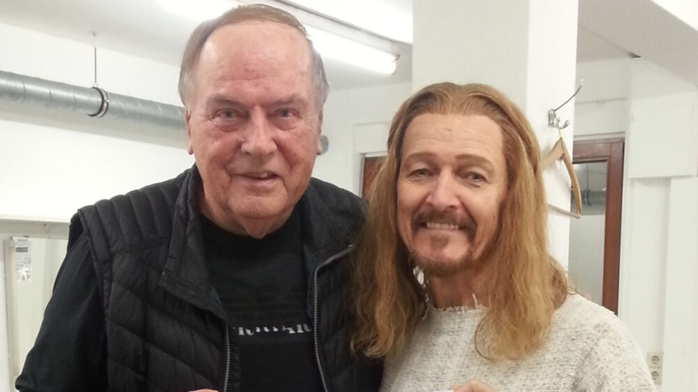 Schauspieler Ted Neeley (r.) in seinem Kostüm für die Rock-Oper „Jesus Christ Superstar“, in der er die Hauptrolle spielt, gemeinsam mit Buchautor Günther Klempnauer (l.)