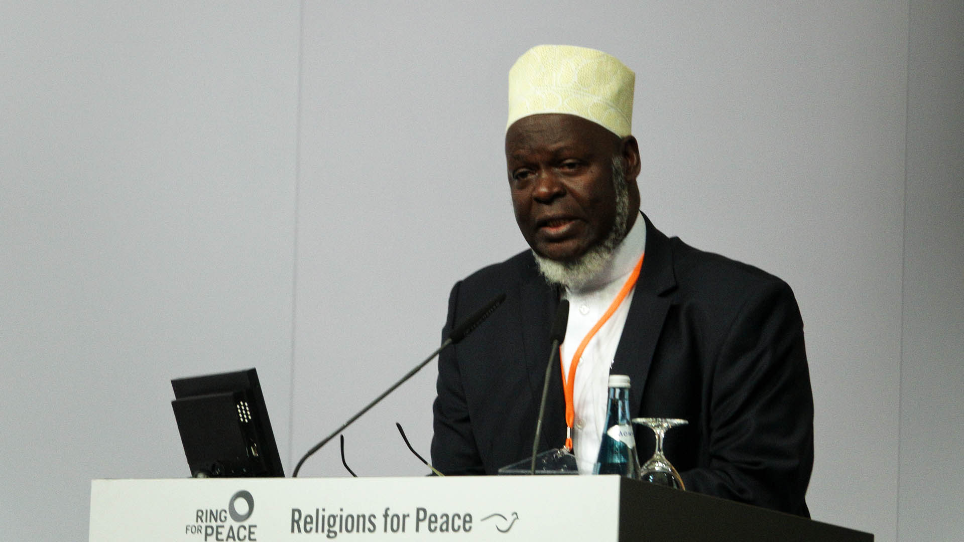 Scheich Shaban Ramadhan Mubaje, Großmufti von Uganda, berichtete, wie der Interreligiöse Rat von Uganda entstand