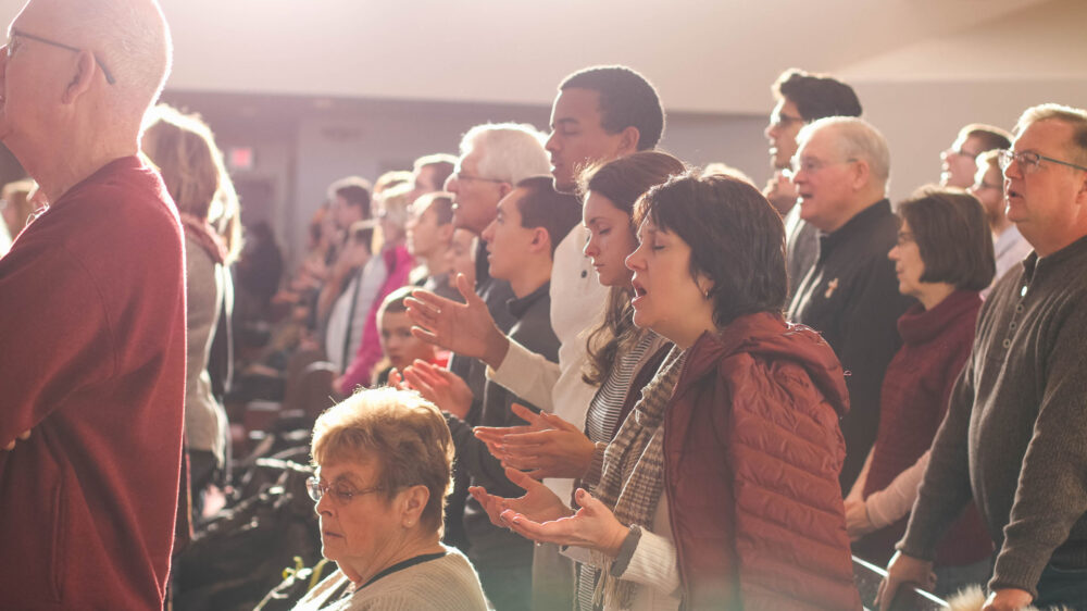 Menschen singen in einem Gottesdienst