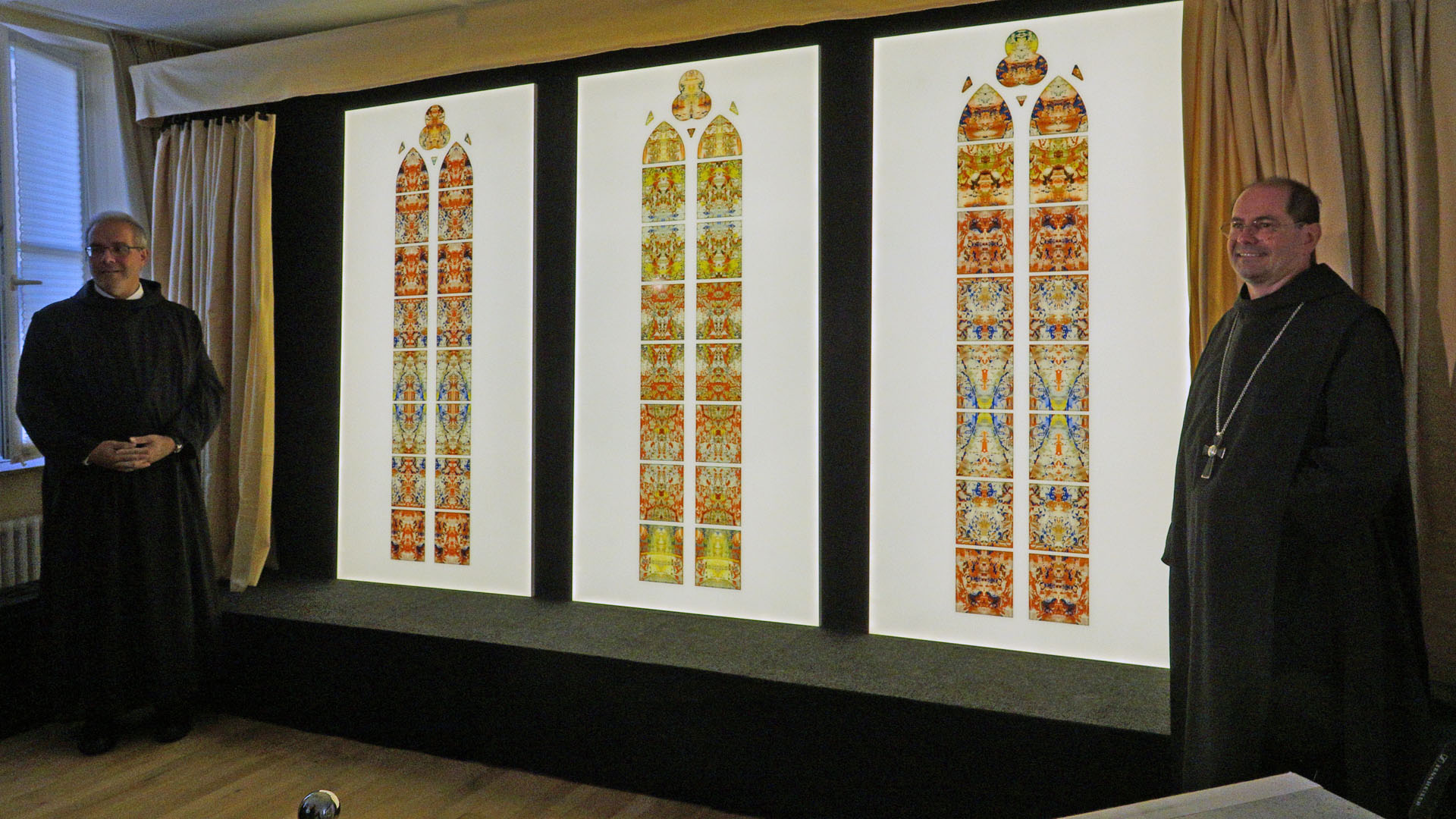 Am Mittwoch stellte die Abtei die Entwürfe für die je 1,95 mal 9,30 Meter großen Chorfenster vor