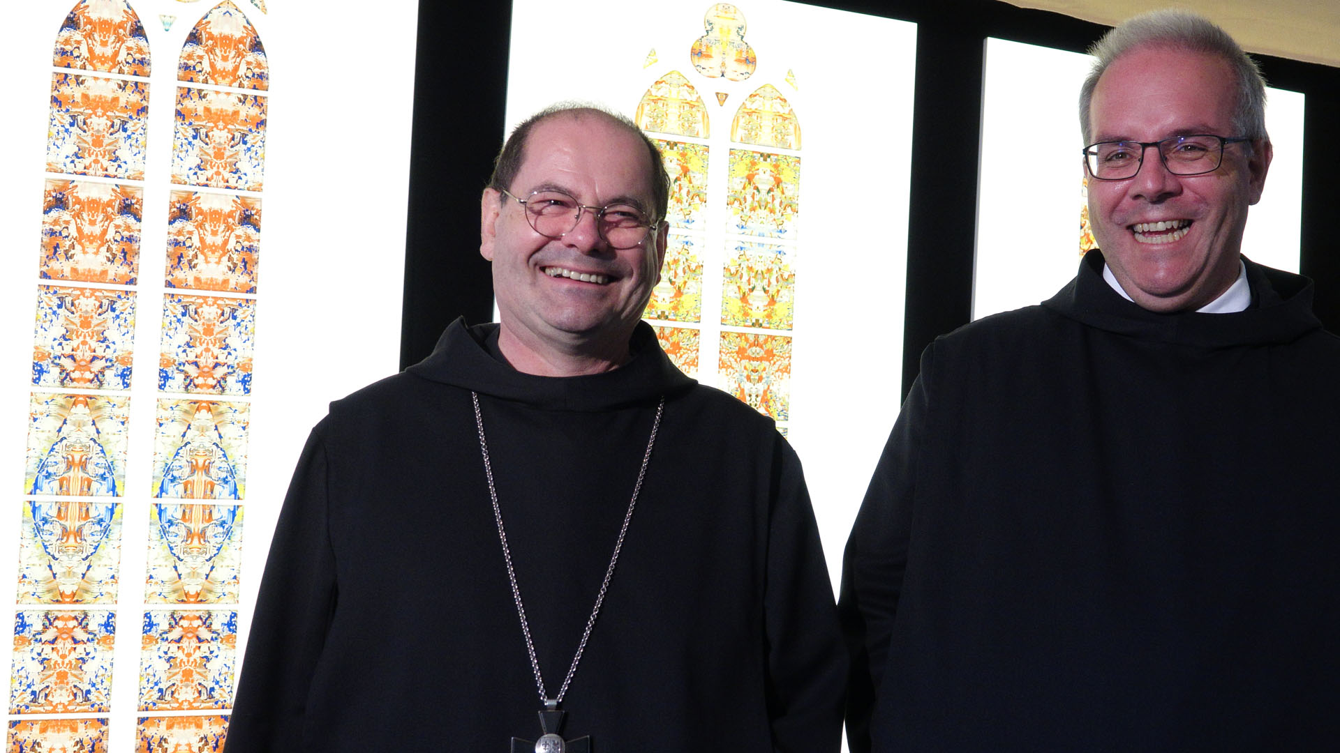 Freude bei der Präsentation: Abt Mauritius Choriol (l.) und Frater Wendelinus Naumann