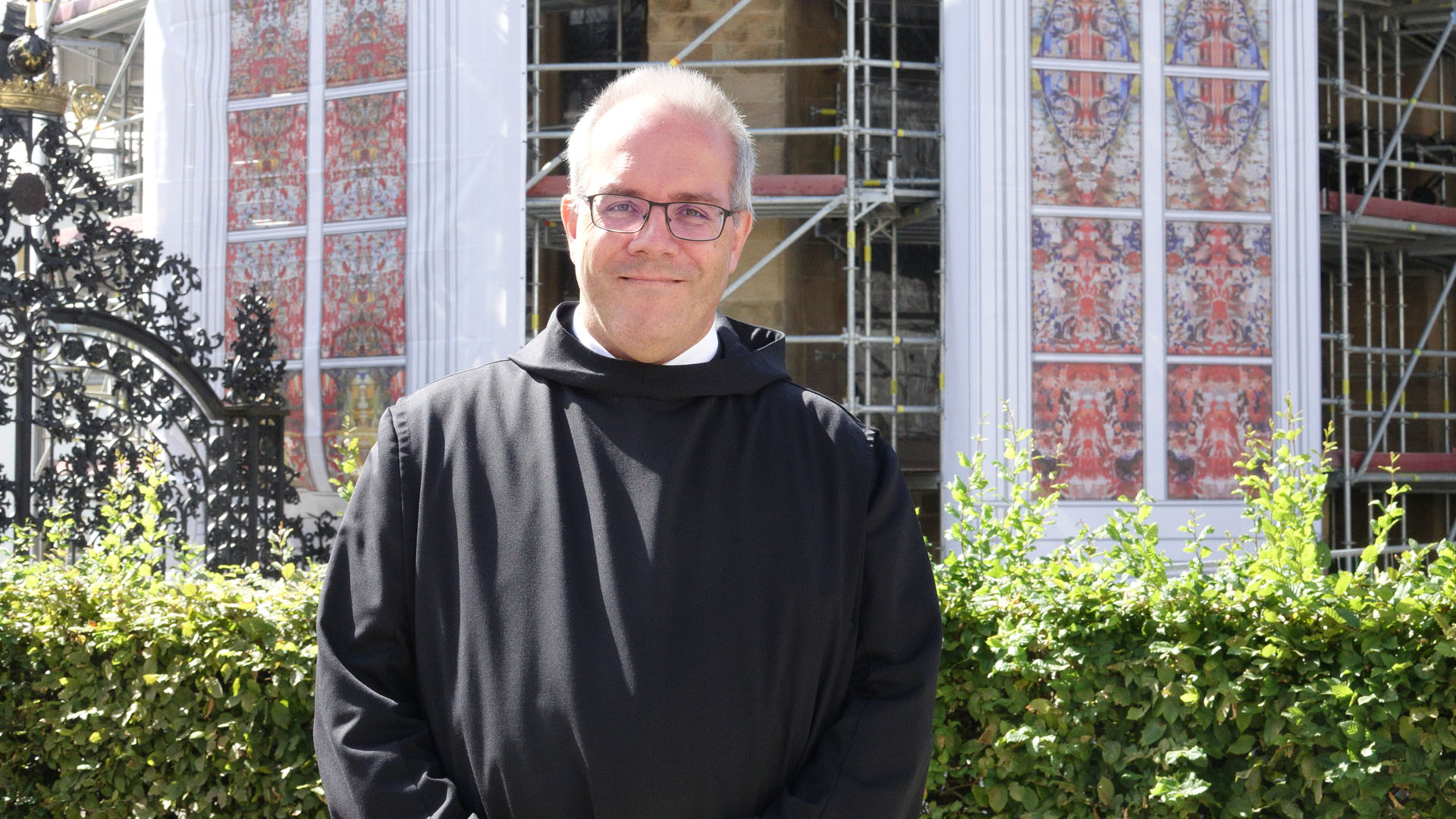 Frater Wendelinus Naumann vor der Abteikirche