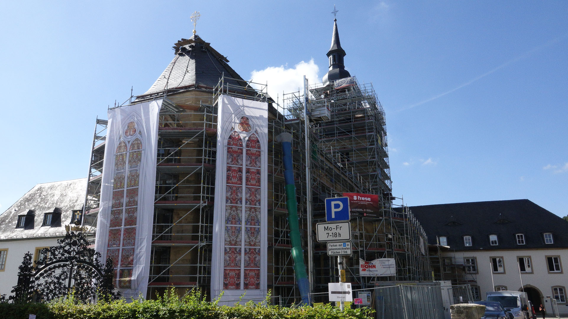 Abteikirche mit Gerüst-Verkleidung