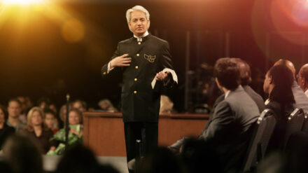 Benny Hinn ist für seine spektakulären Heilungsgottesdienste bekannt