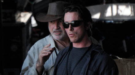 Der Regisseur Terrence Malick (li.) bei Dreharbeiten 2011 neben dem Schauspieler Christian Bale.