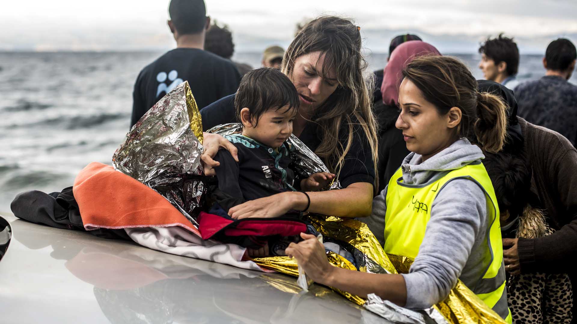 Geflüchtete vor der Insel Lesbos: Die Evangelische Kirche will sich mit einem Schiff an der Seenotrettung beteiligen