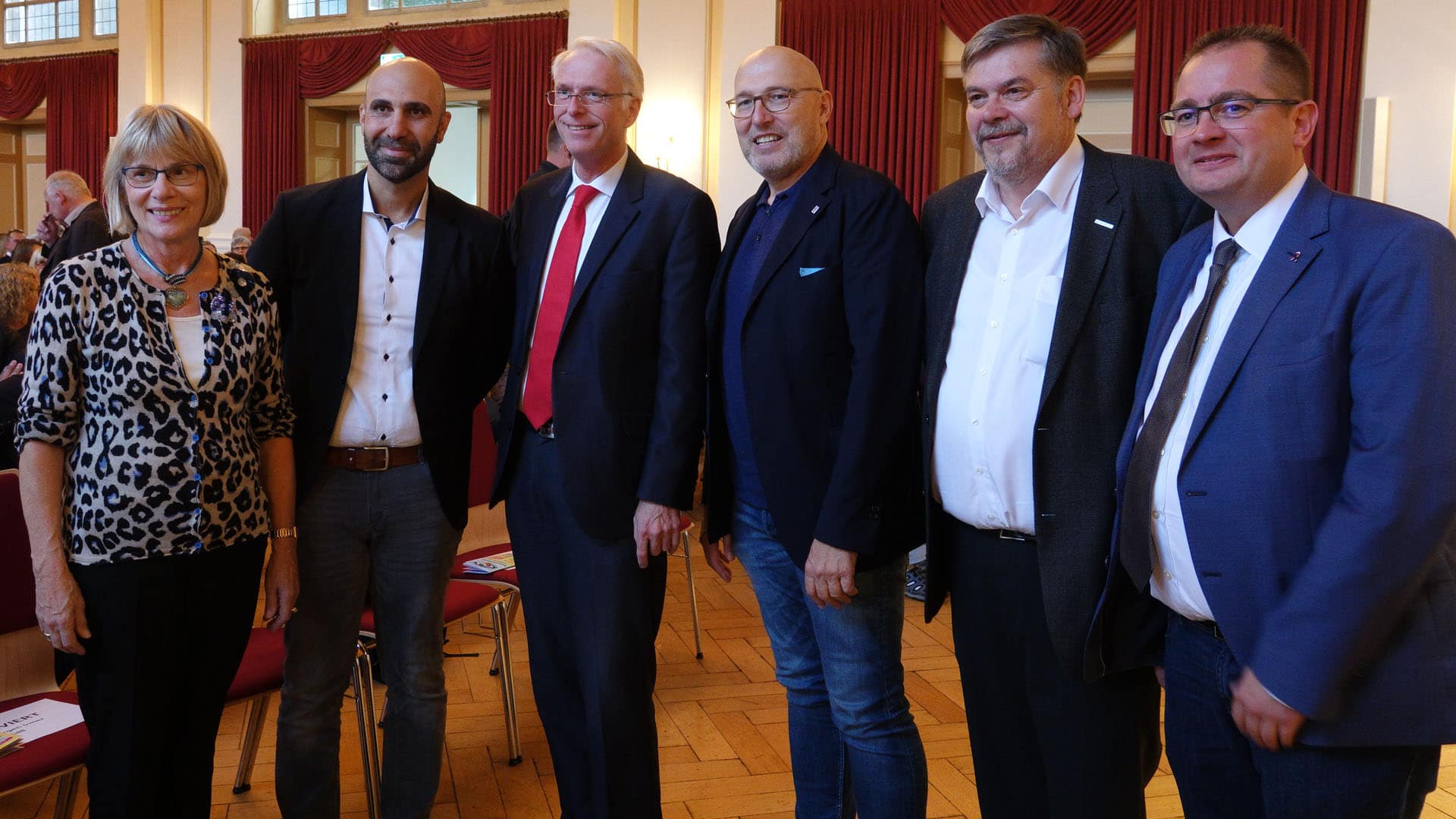 Bei dem Vortrag waren politische Vertreter von Kreis- und Landtagsebene vor Ort (v.l.n.r.): Kreistagsvorsitzende Elisabeth Müller, Autor Ahmad Mansour, Sozialdezernent Stephan Aurand, Jörg Michael Müller (MdL), Abteilungsleiter Soziales und Integration im Lahn-Dill-Kreis Klaus Schreiner, Frank Steinraths (MdL)