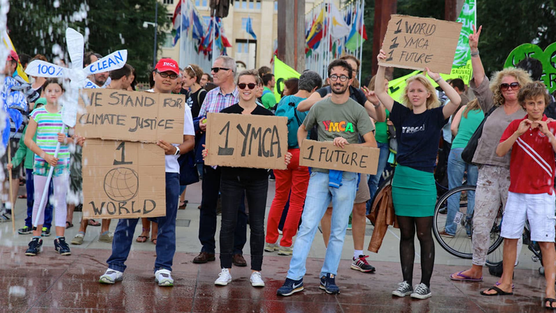 Klima-Demonstration mit Mitgliedern des YMCA in Genf vor den Toren der Vereinten Nationen