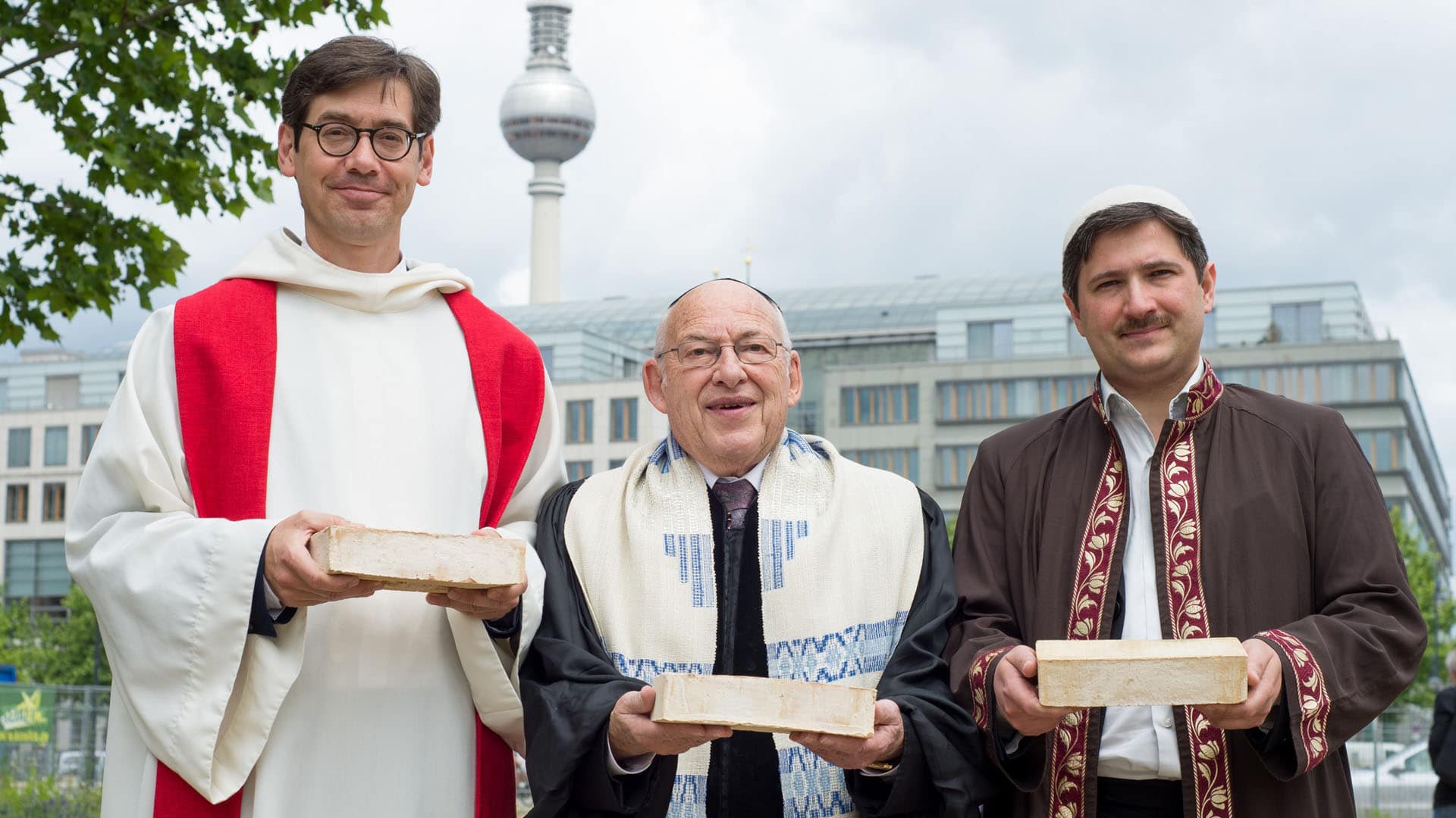 Die Initiatoren des interreligiösen „House of One“: Pfarrer Gregor Hohberg, Rabbi Tovia Ben Chorin und Imam Kadir Sanci. 2014 haben sie im pro-Interview erklärt, welche Ziele sie mit dem Haus haben und wie sie das Projekt finanzieren wollen. Zu dem Zeitpunkt war noch nicht absehbar, ob das nötige Geld zusammenkommt.