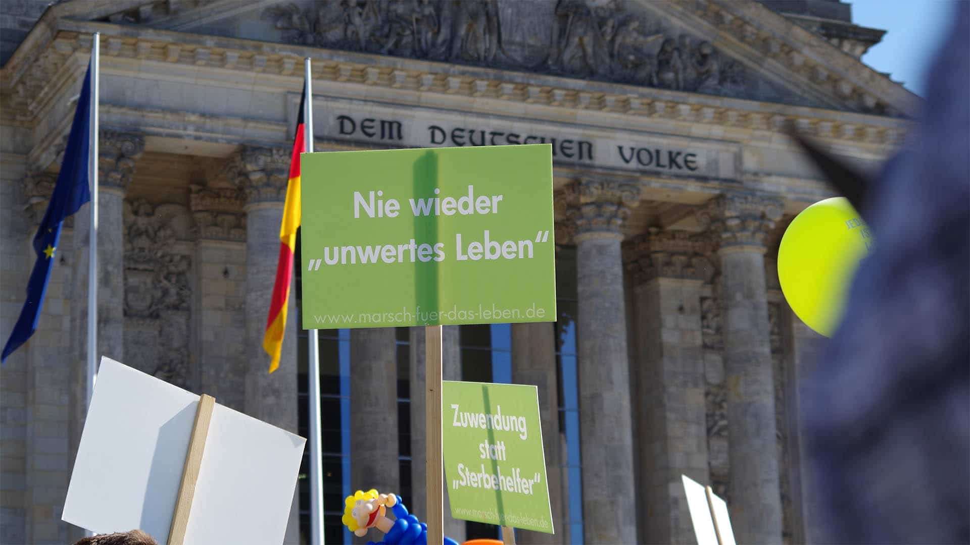 Rund 8.000 Menschen zogen am Samstag durch Berlin und nahmen vor dem Bundestag an einer Kundgebung teil, um ein Zeichen gegen Abtreibung und Sterbehilfe zu setzen