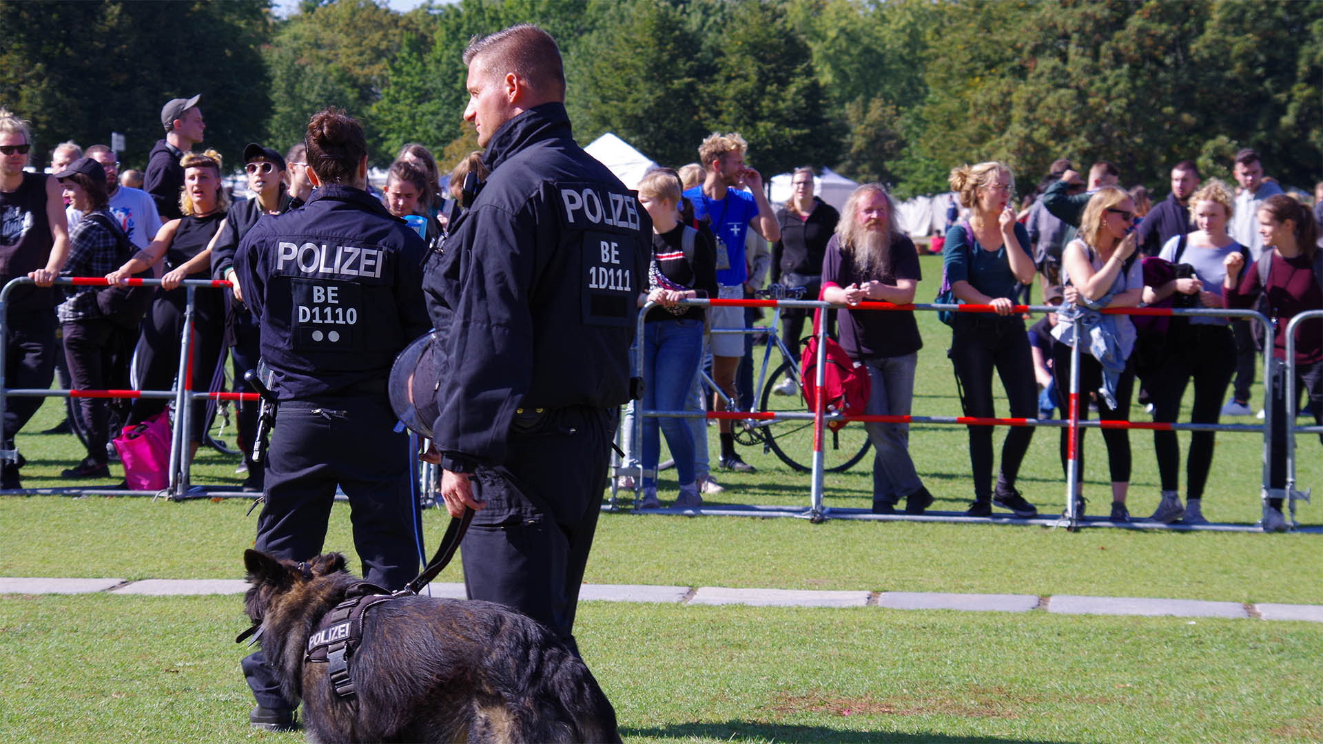 Mit Trillerpfeifen und „Haut ab“-Sprechchören versuchen einige Dutzend Gegendemonstranten, zu stören