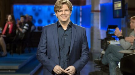 Michael Steinbrecher ist Gastgeber in der SWR-Sendung des Nachtcafés. Dort sind ihm viele Menschen begegnet, die um ihre menschliche Würde kämpfen müssen.