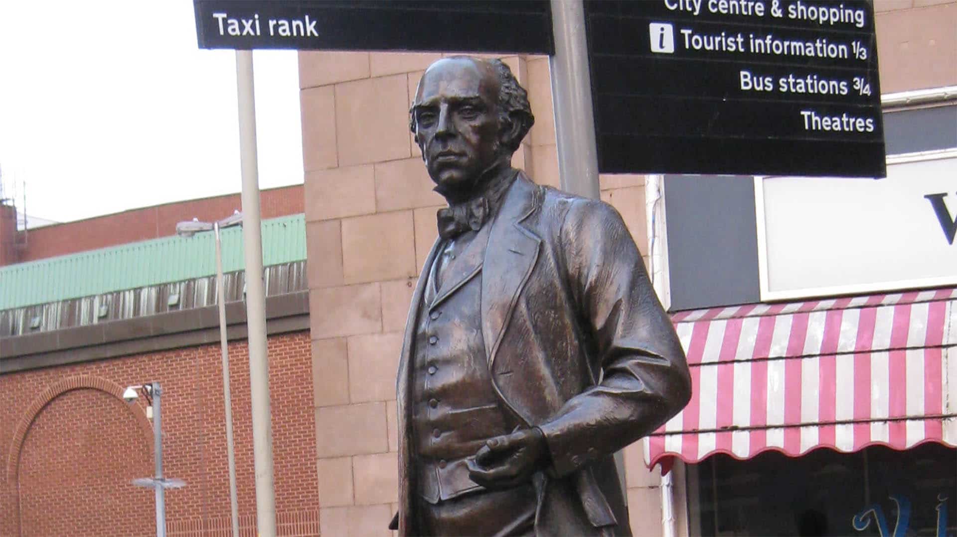 Am Bahnhof von Leicester in England erinnert noch heute eine Statue an die erste organisierte Pauschalreise, durchgeführt vom Baptistenprediger Thomas Cook im Jahr 1841