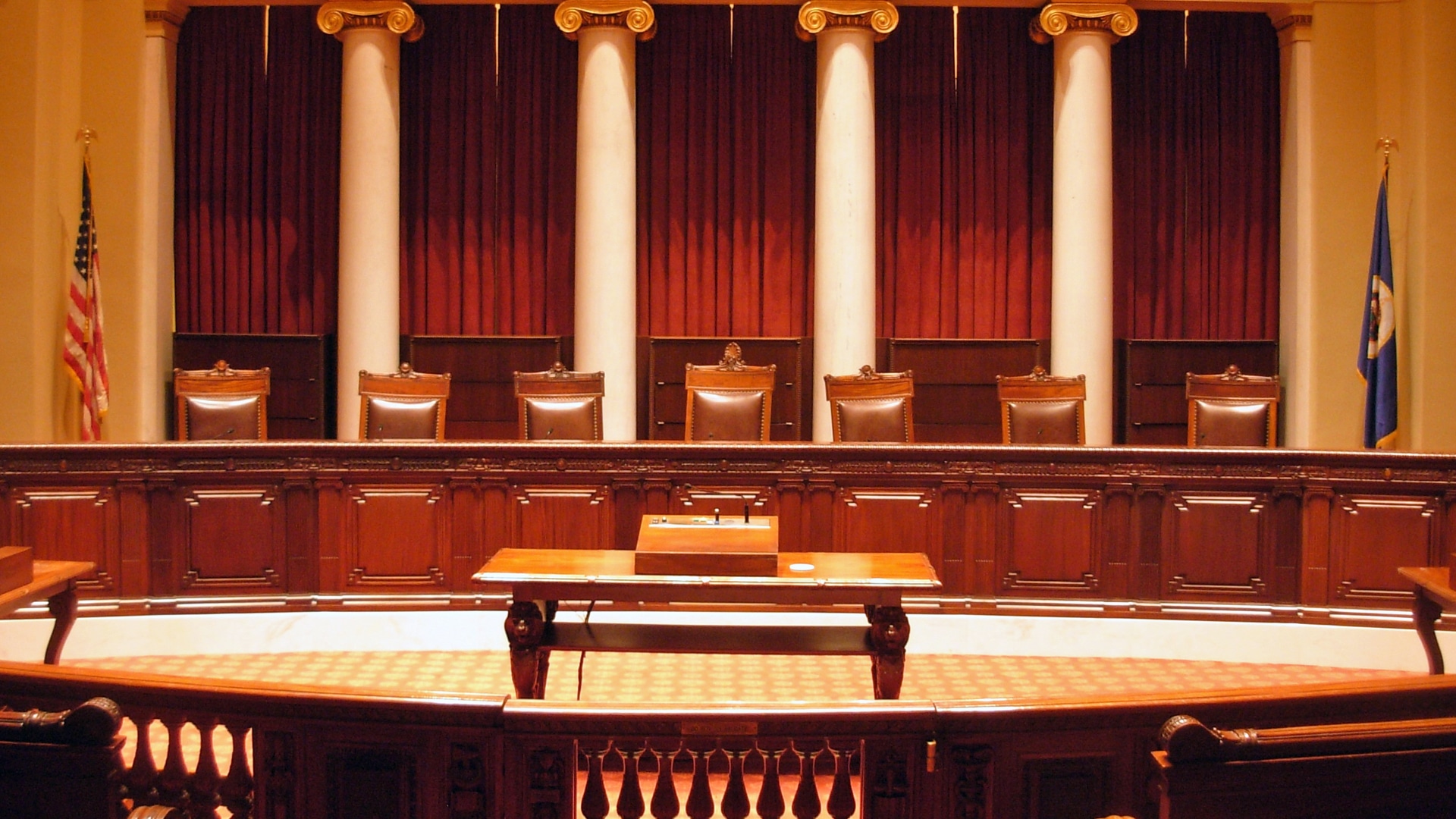Blick in einen historischen Gerichtssaal in den Vereinigten Staaten