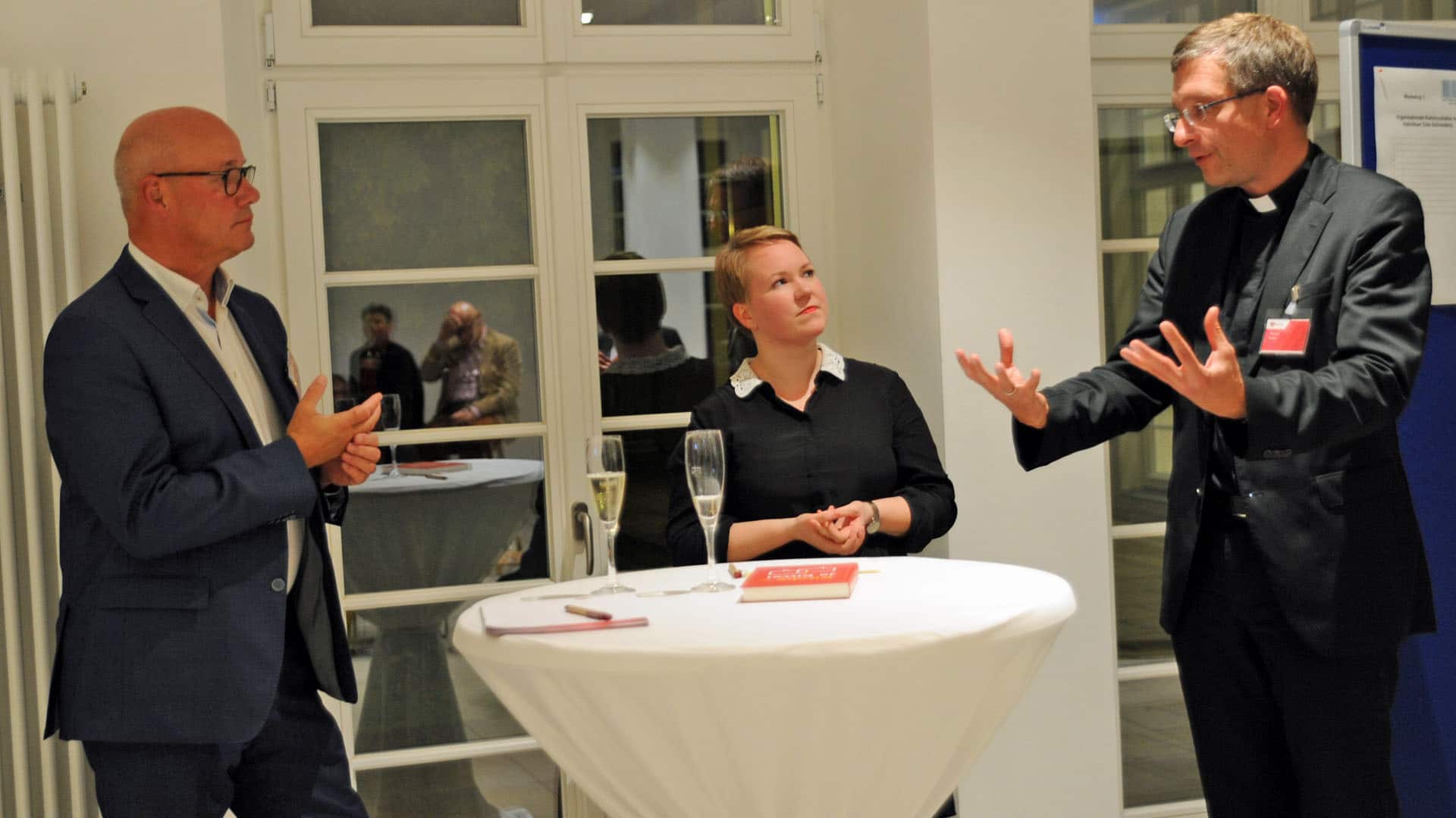 Thies Gundlach (l.), Hanna Jacobs und Bischof Michael Gerber diskutierten im Rahmen der Buchvorstellung von „Kirche – ja bitte“ am Dienstagabend über die Zukunft der Kirche. Das Buch stellt innovative Modelle und strategische Perspektiven zum Thema Mitgliederorientierung vor.