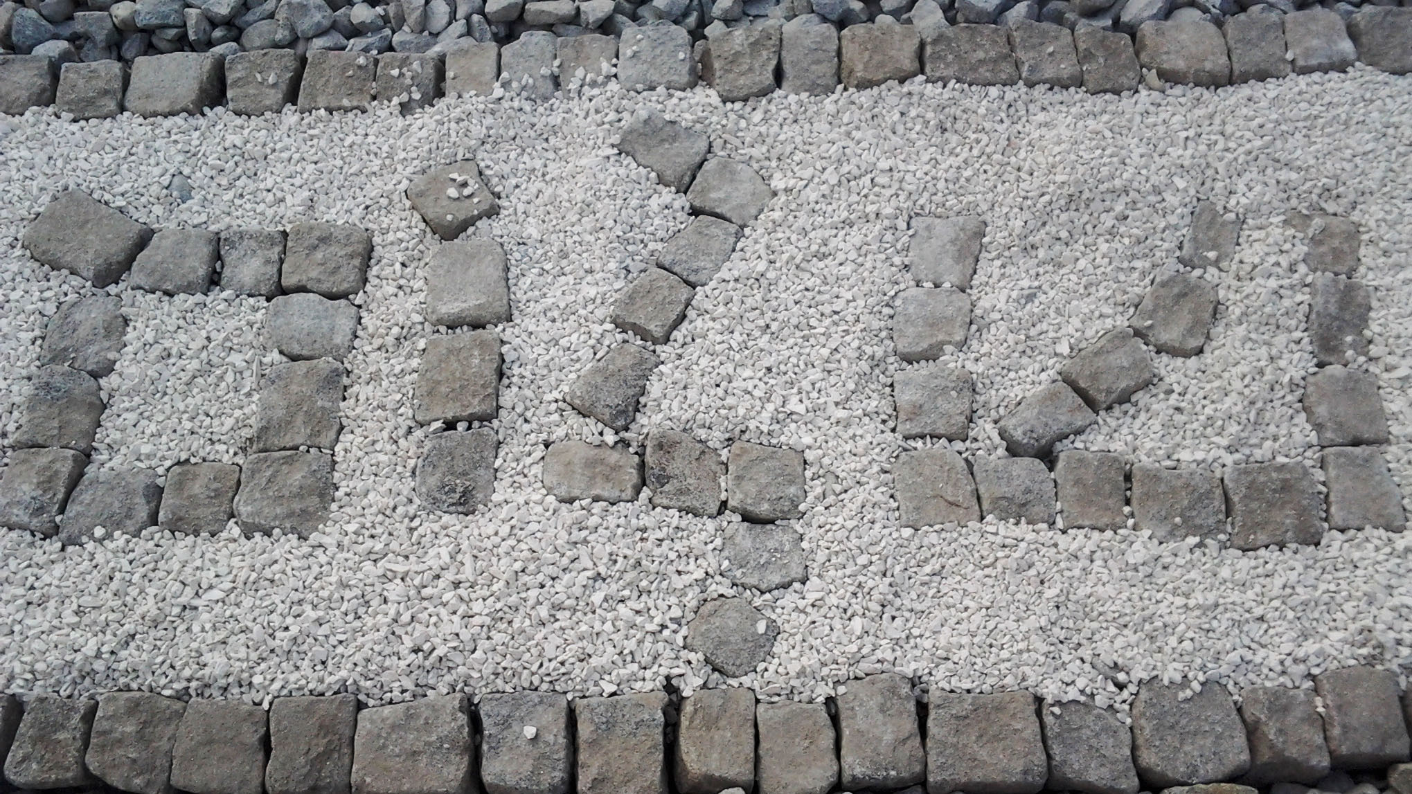 „Schalom“ steht mit Steinen geschrieben im Garten des Klosters Pupping in Österreich