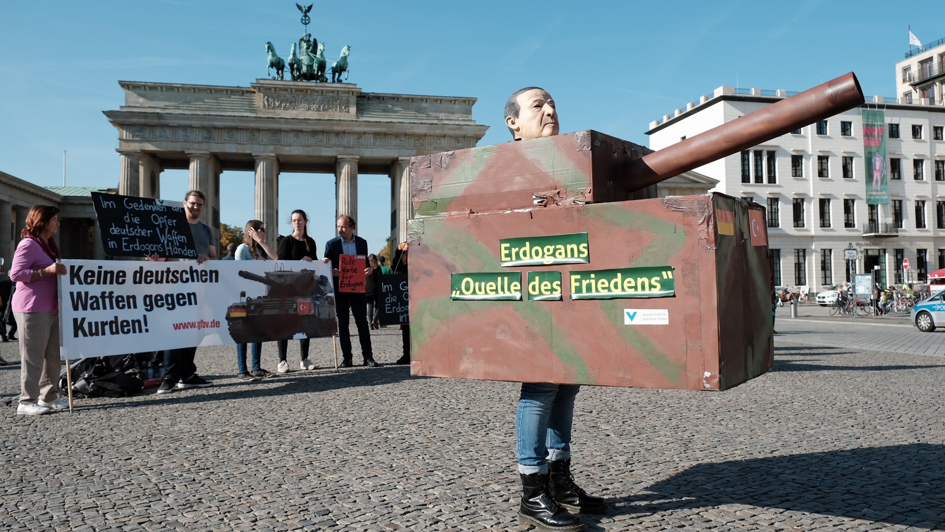 Protestaktion vor dem Brandenburger Tor in Berlin gegen den türkischen Einmarsch in Syrien