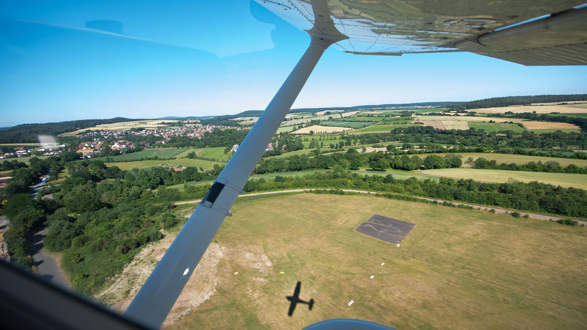 Die Piloten fliegen für das Training über das hessische Marburg und seine Umgebung