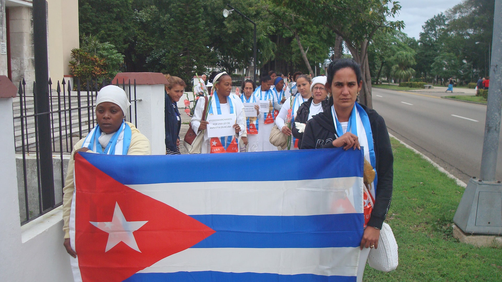 Kubanische Oppositionelle der Gruppe „Die Damen in Weiß“ bei einer illegalen Demonstration in La Habana nach dem Gottesdienst