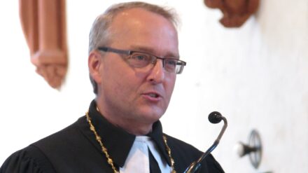 Der sächsische Landesbischof Carsten Rentzing steht in der Kritik, weil er Mitglied in einer schlagenden Verbindung ist und als Student Texte in einer rechten Zeitschrift veröffentlicht hatte