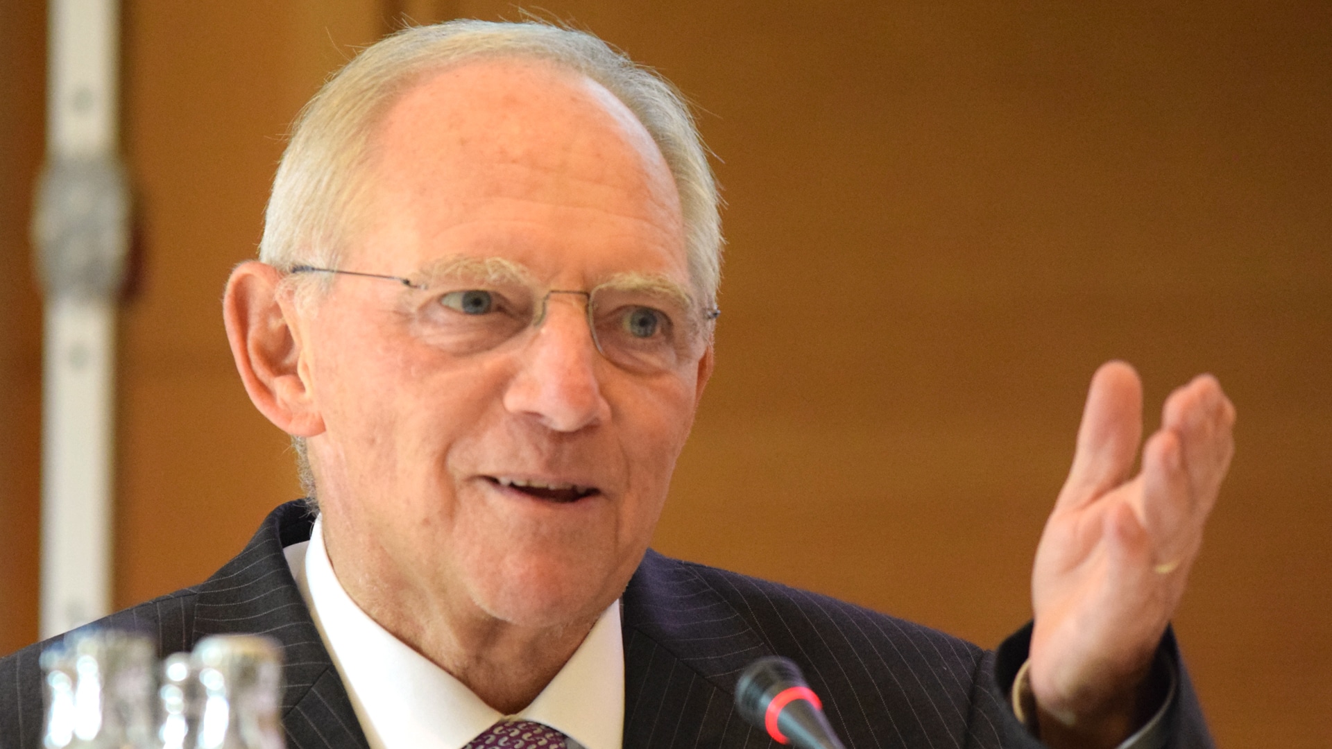 Wolfgang Schäuble sieht die Demokratie gefährdet, wenn - auch abwegige - Meinungen in der Öffentlichkeit verhindert werden