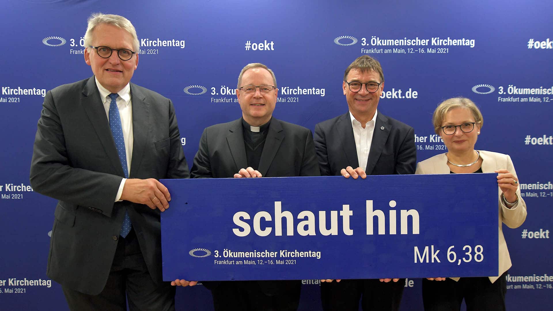 Präsident Thomas Sternberg, Bischof Georg Bätzing, Kirchenpräsident Volker Jung und Präsidentin Bettina Limperg präsentieren das Leitwort des 3. Ökumenischen Kirchentages: „schaut hin“