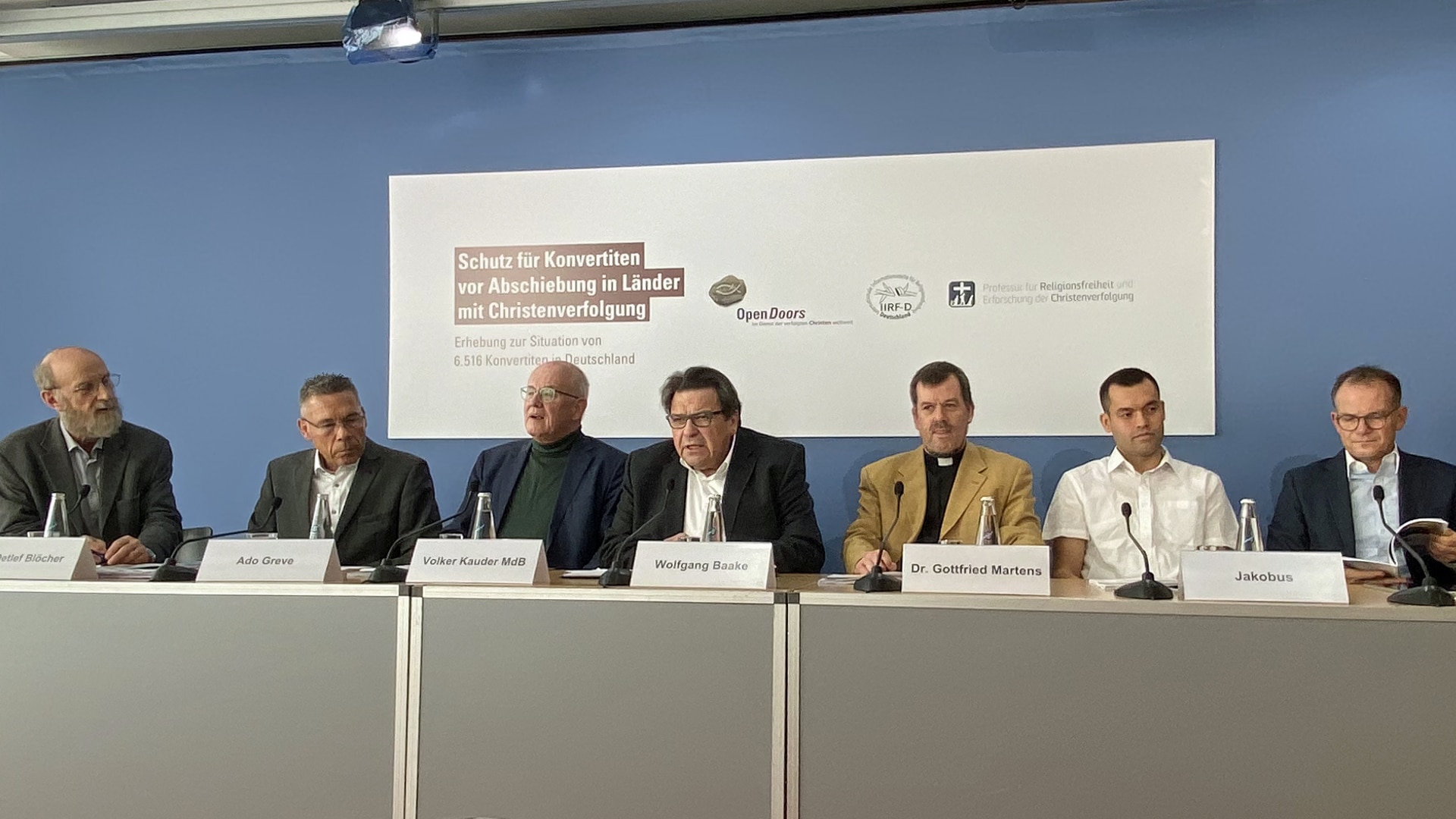 Teilnehmer der Pressekonferenz am Montag in Berlin: (v.l.) Detlef Blöcher, Ado Greve, Volker Kauder, Wolfgang Baake, Gottfried Martens, Konvertit Jakobus, Reinhardt Schink