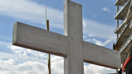 Weiße Kreuze symbolisieren für Lebensrechtler das Gedenken an abgetriebene Föten. Eine Berliner Beratungsstelle soll nun schließen, weil sie der Bewegung laut SPD nahe steht.