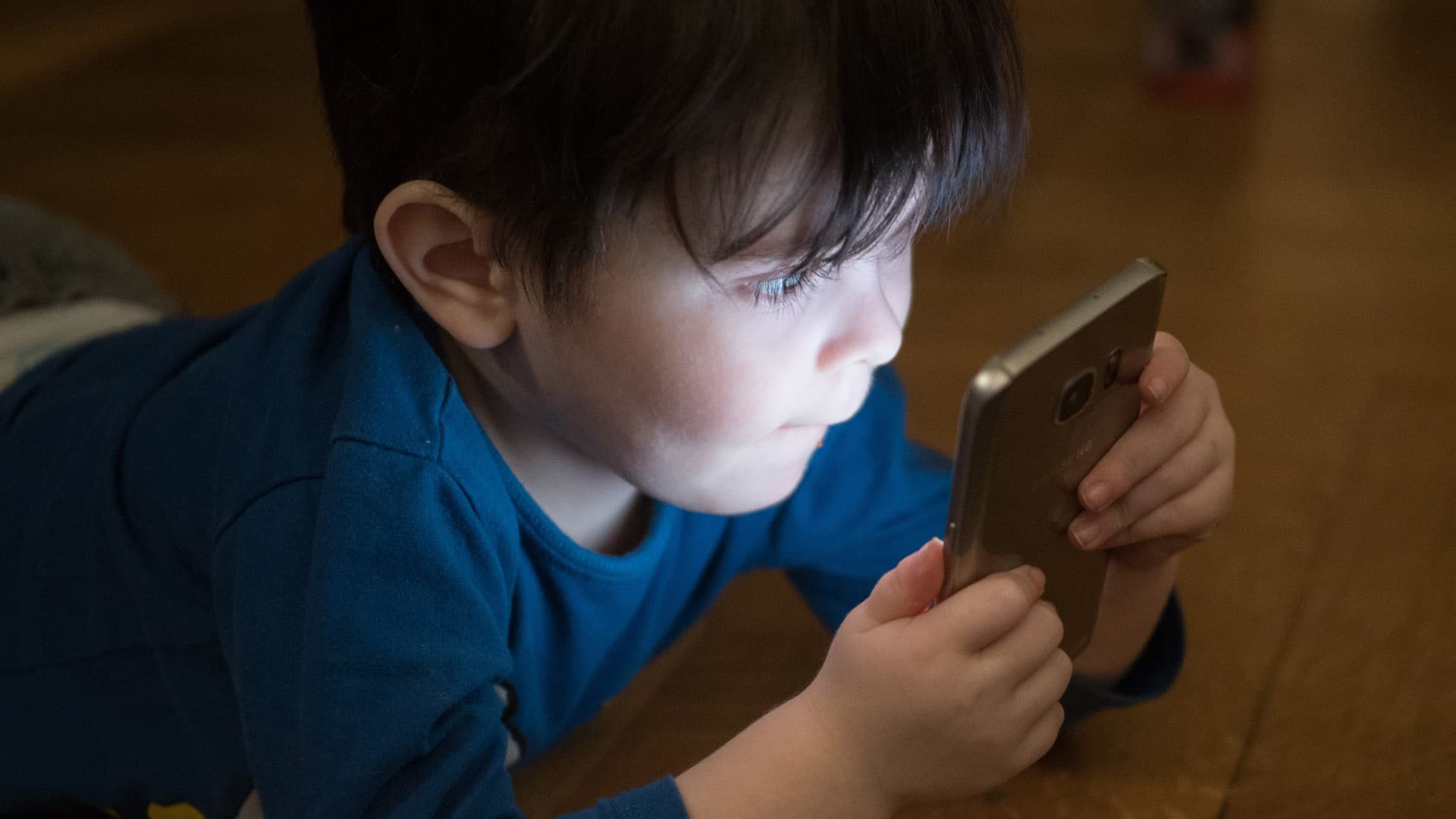 Wenn Kinder zu lange vor dem Smartphone sitzen, kann das ihre Entwicklung beeinflussen, warnen Ärzte