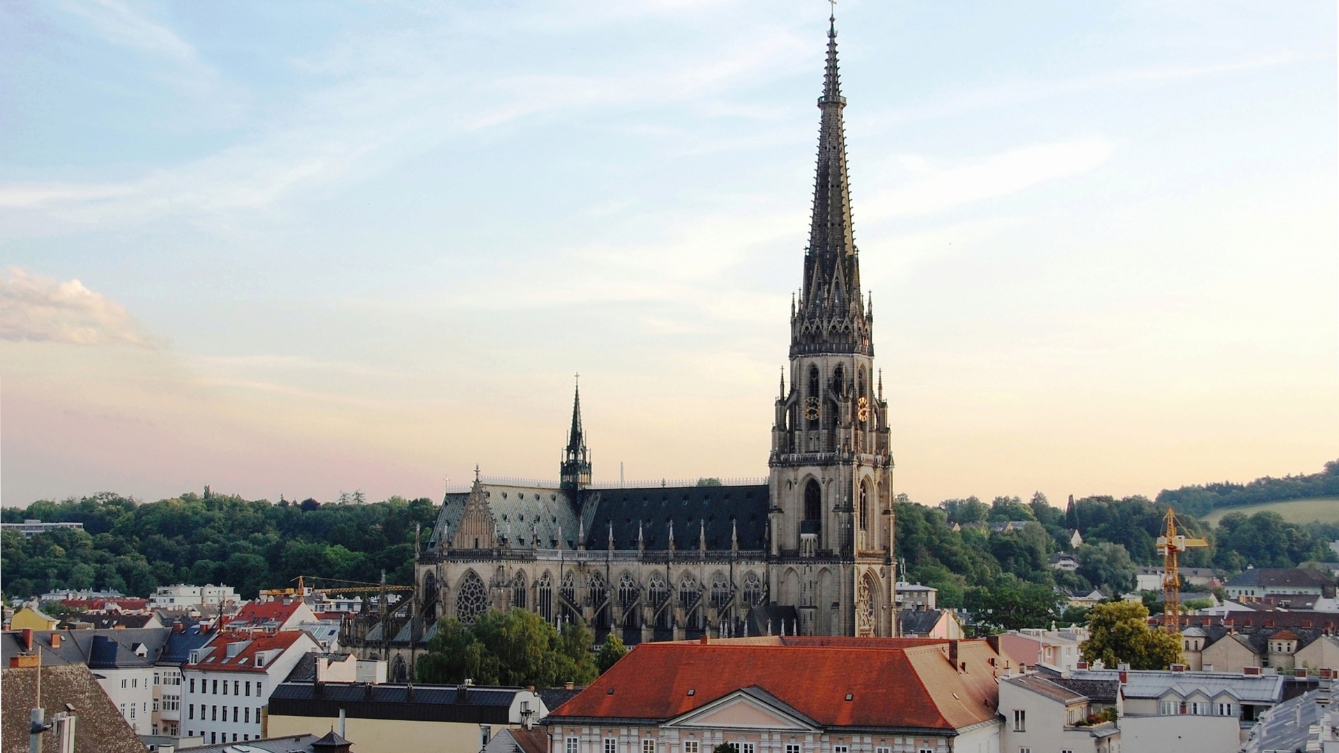 Der Mariendom Linz bietet 20.000 Personen einen (Steh-)Platz und ist damit die größte Kirche Österreichs