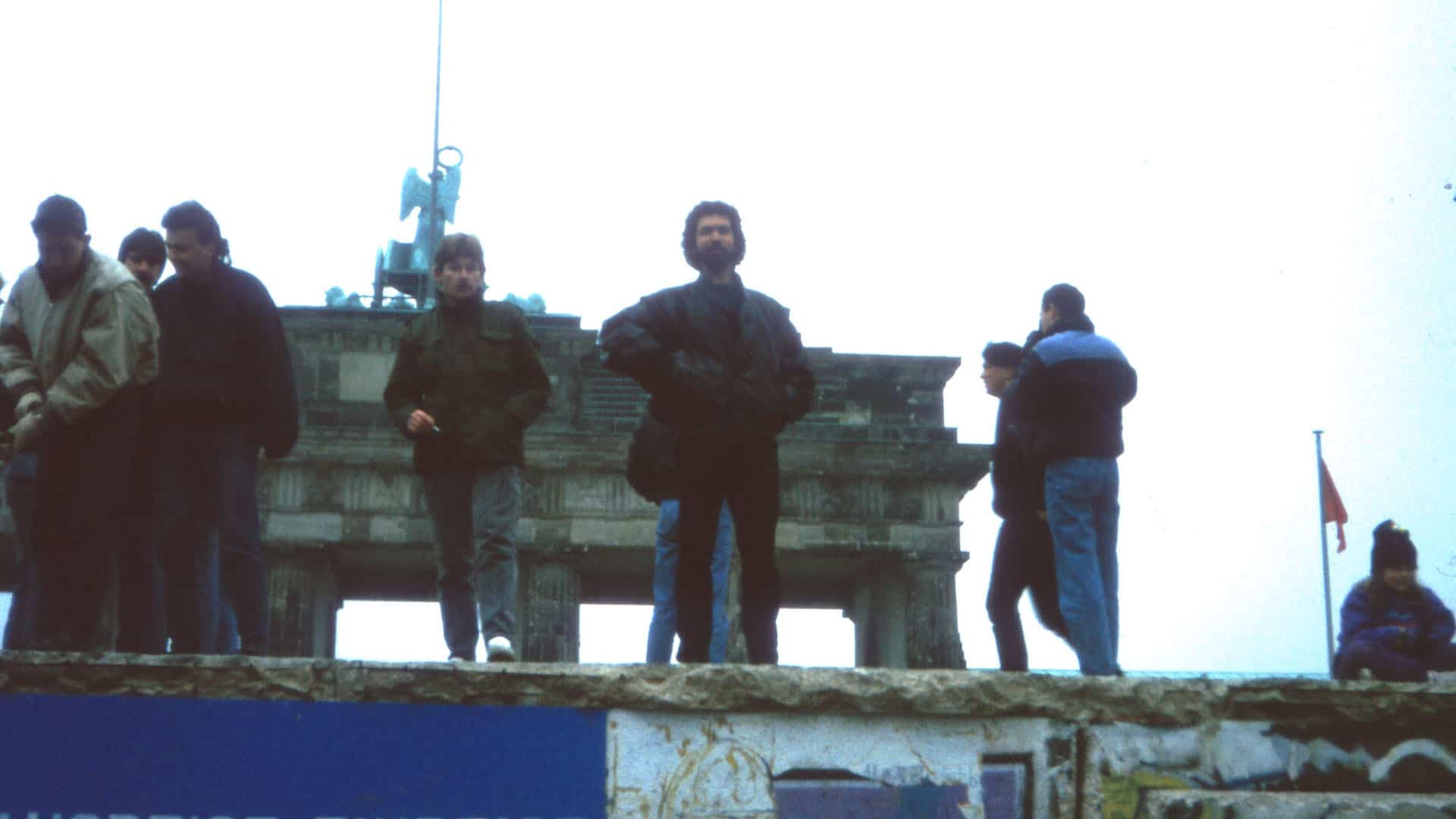 Vor 30 Jahren fiel in einer friedlichen Revolution die Berliner Mauer. Für fast ein Viertel der Umfrageteilnehmer hat sich der Zustand verschlechtert, frei seine Meinung äußern zu dürfen.