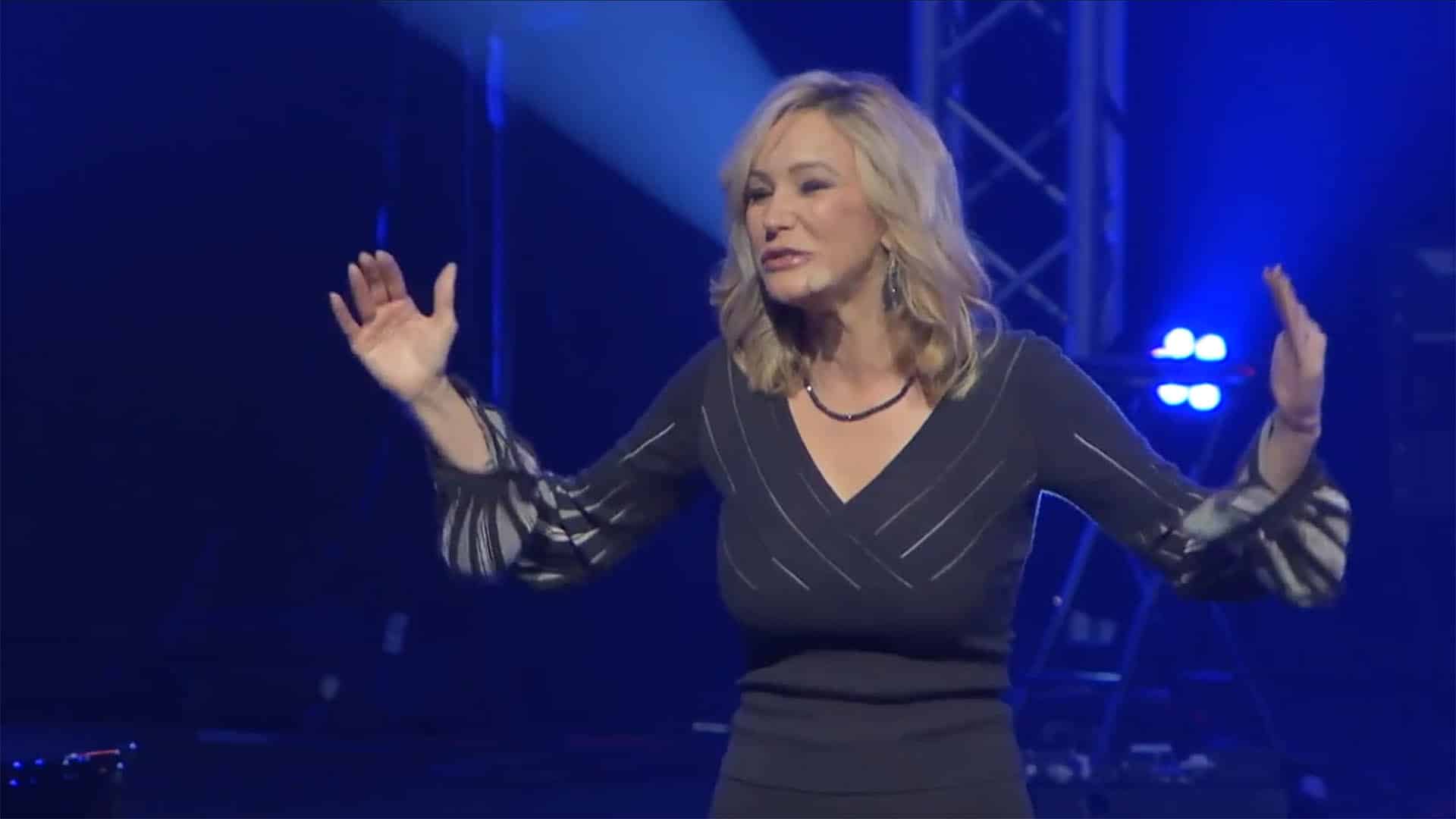 Sie sorgt seit vielen Jahren dafür, dass Evangelikale Donald Trump folgen: Die Megachurch-Pastorin Paula White ist nun offiziell Beraterin des Weißen Hauses.