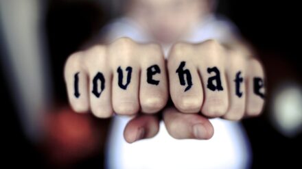 Liebe und Hass - wir Menschen sind zu beidem fähig. Doch wann gewinnt das zerstörerische Gefühl die Oberhand?