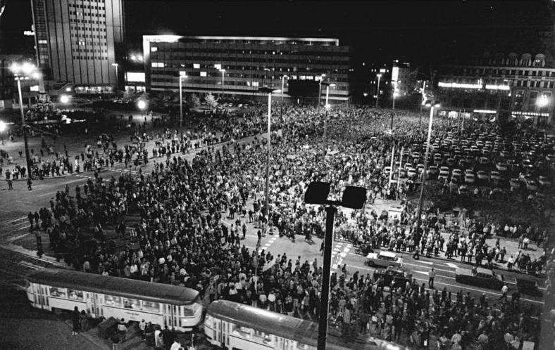 Leipzig, 23. Oktober 1989: Nach Friedensgebeten in verschiedenen Kirchen ziehen die Demonstranten durch die Innenstadt