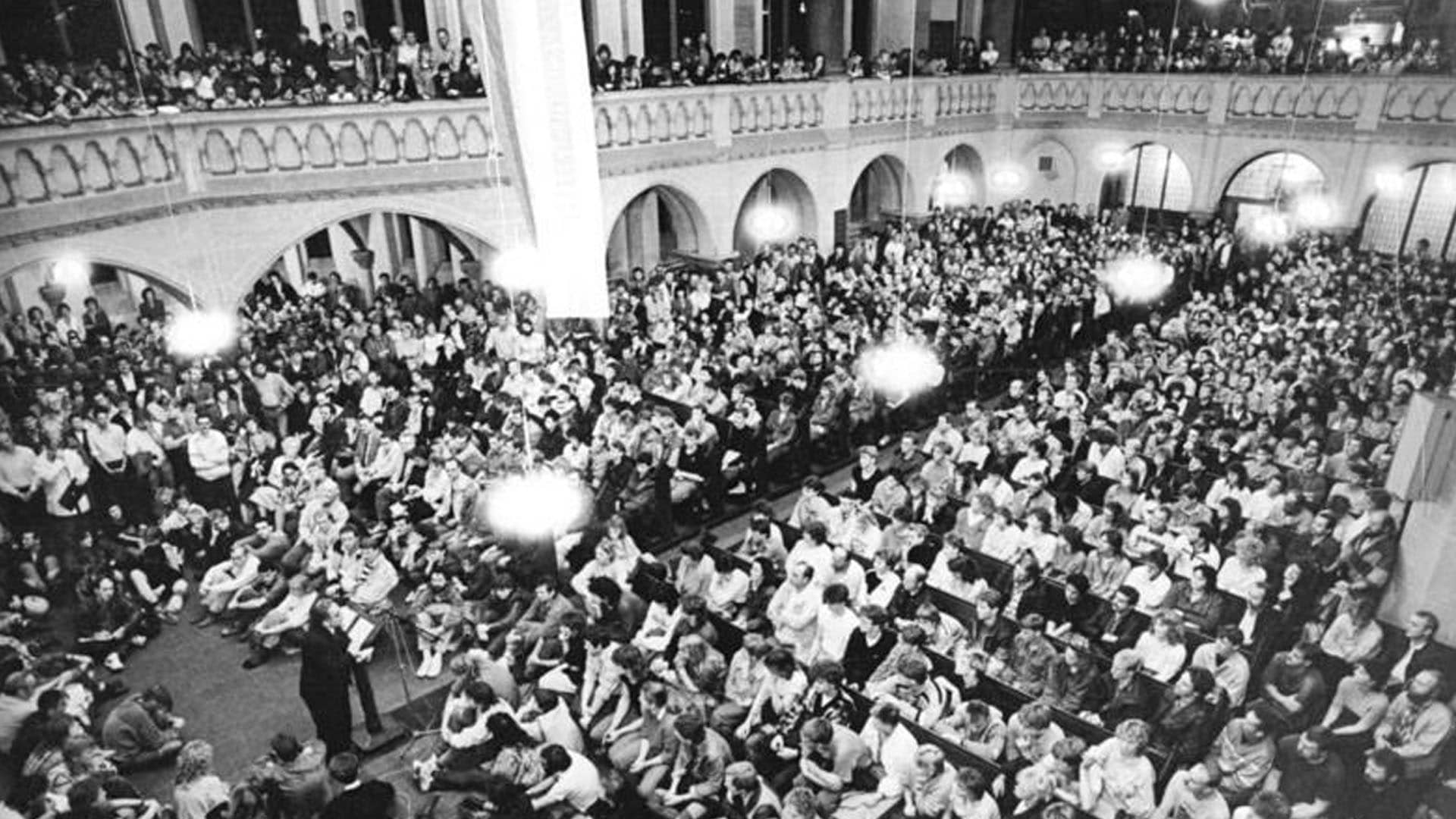 In der Salvatorkirche in Gera treffen sich am 9. November 1989 hunderte Menschen zum Friedensgebet. An diesem Abend öffnet sich die Mauer in Berlin.