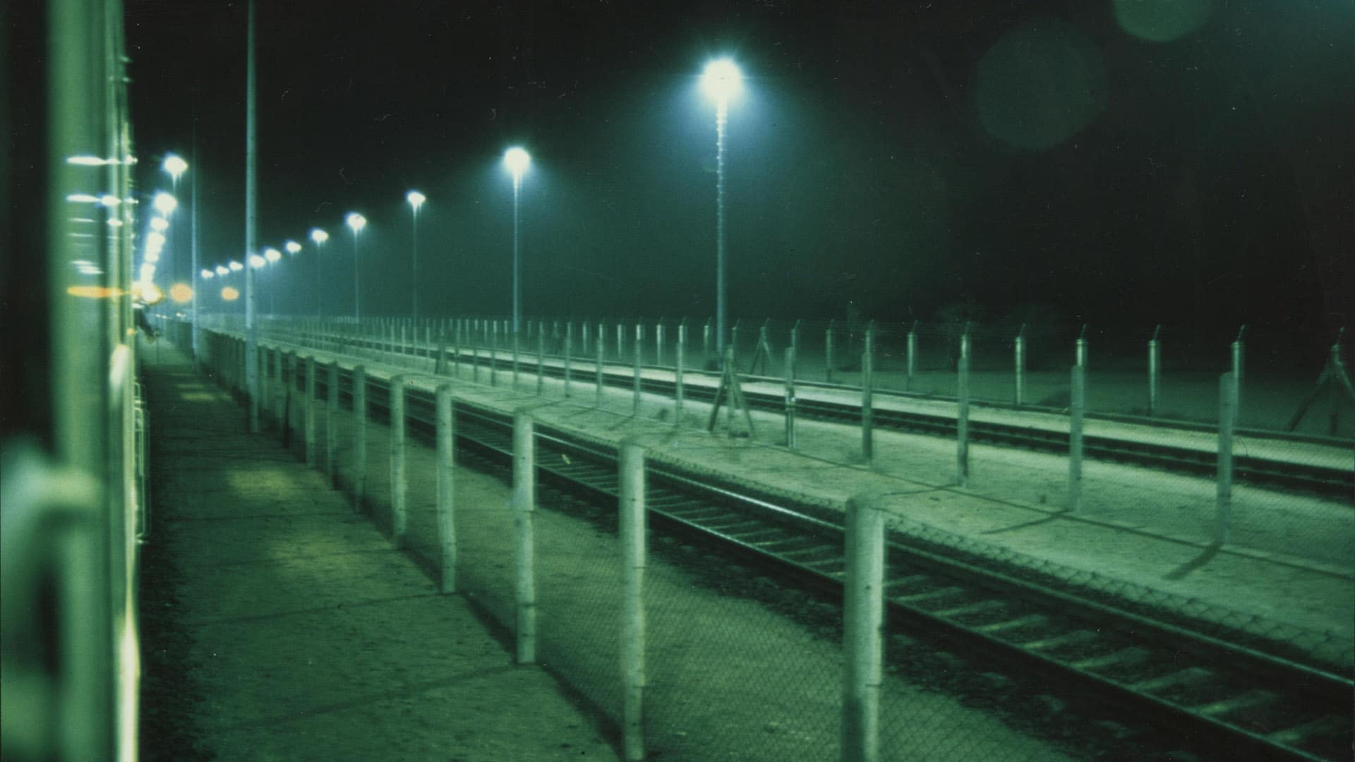 Wie in einem Horrorfilm: nächtliche Bahngrenze und Sperranlagen bei Staaken im Berliner Westen (1986)