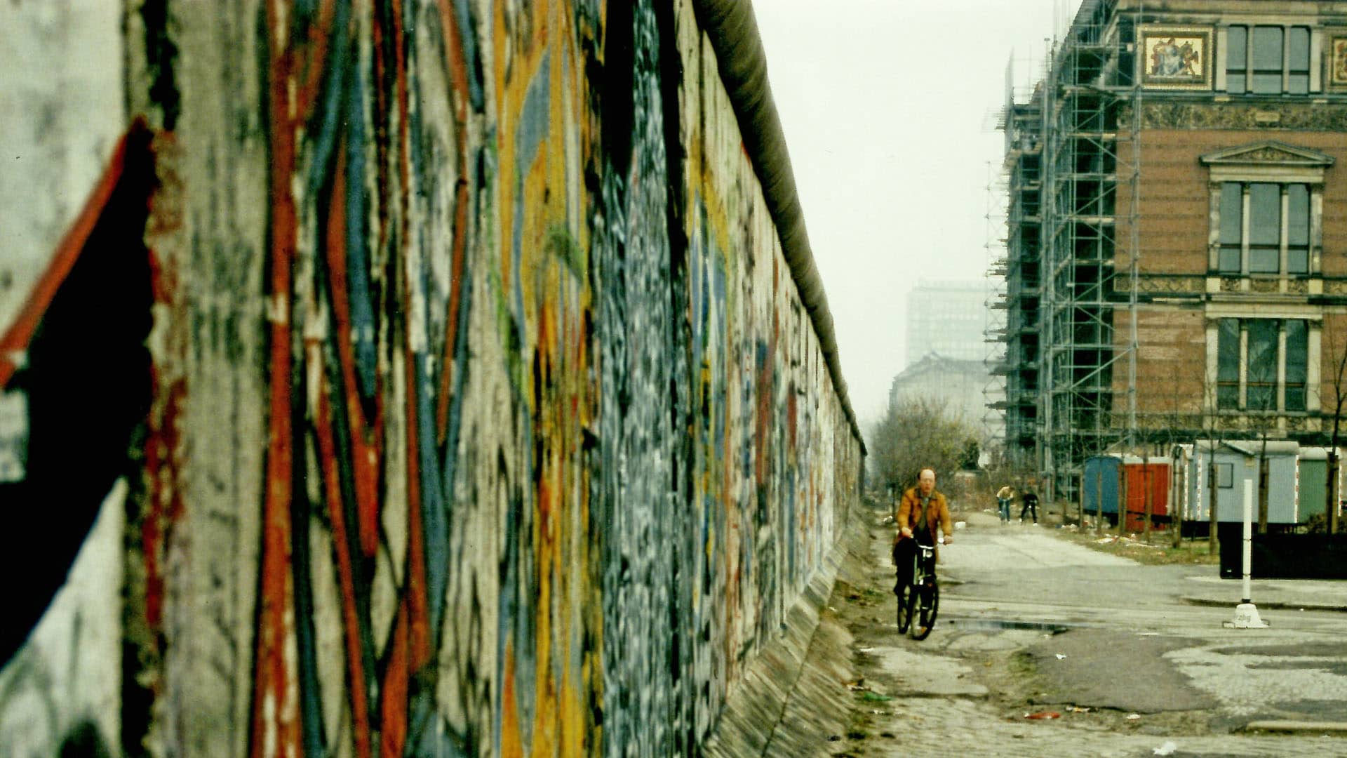 Mauerverlauf entlang der Niederkirchnerstraße in Berlin-Kreuzberg im Jahr 1986. Rechts: das Abgeordnetenhaus