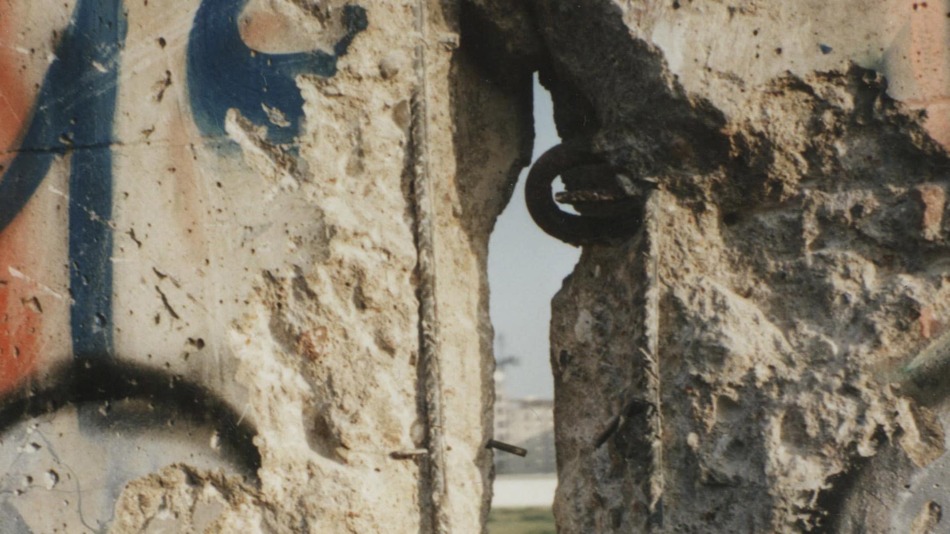 Ein Spalt in der Berliner Mauer: Am 9. November 1989 verliert das Bollwerk, das länger als 28 Jahre Millionen Menschen voneinander trennte, für immer seine Funktion.