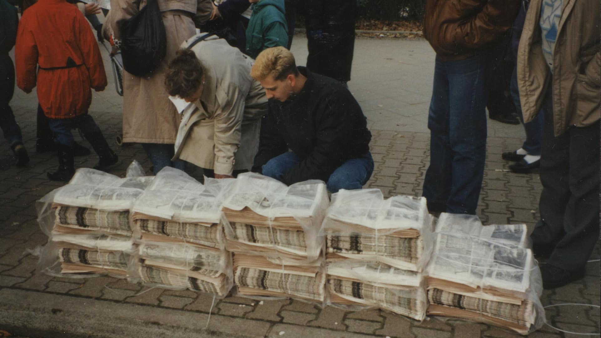 In der Bernauer Straße (Wedding) verteilen Zeitungsverlage am 11. November 1989 kostenlose Sonderausgaben zum Mauerfall