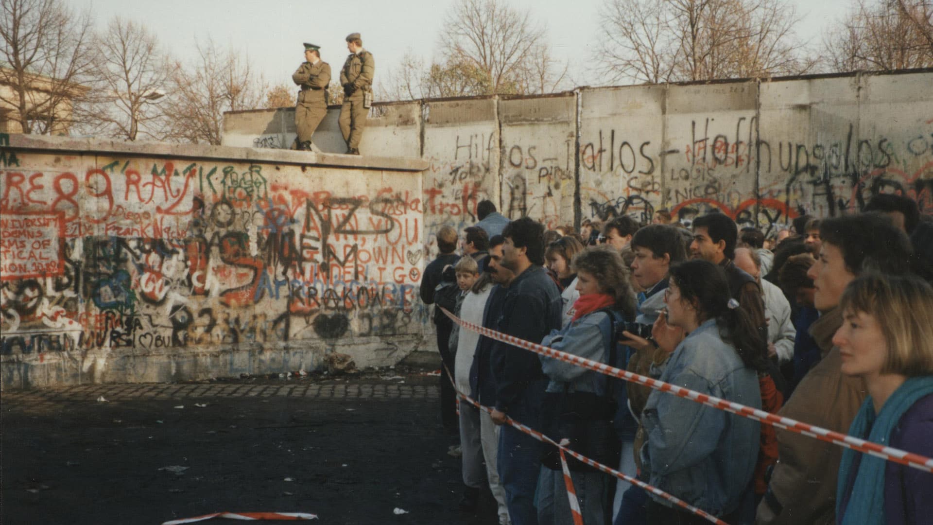 Südlich des Brandenburger Tors drängen DDR-Volkspolizisten am 11. November 1989 Menschen für ein paar Stunden von der Mauer zurück